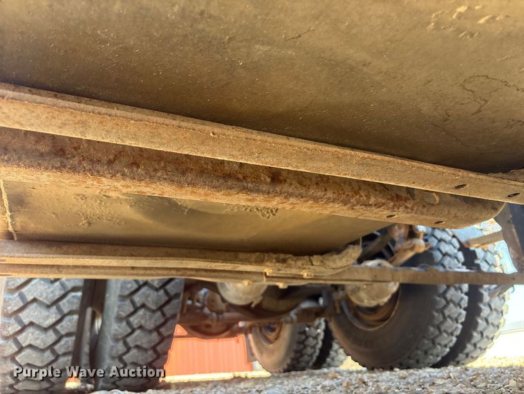 image for item ET4098 1993 Ford LTA9000 semi truck