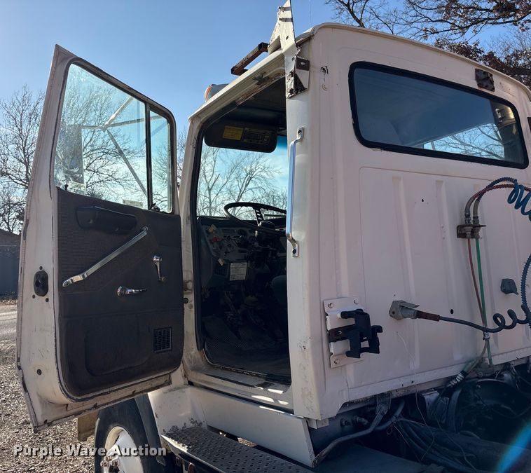 image for item ET4098 1993 Ford LTA9000 semi truck