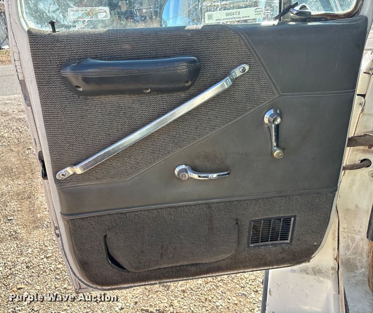 image for item ET4098 1993 Ford LTA9000 semi truck