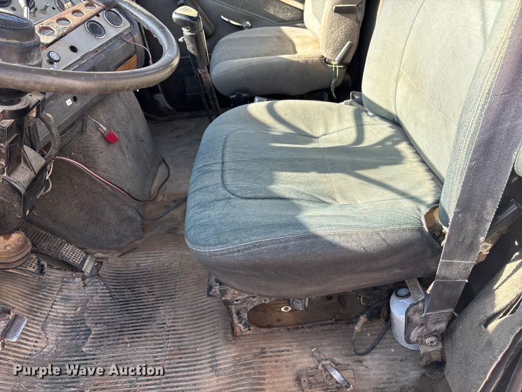 image for item ET4098 1993 Ford LTA9000 semi truck