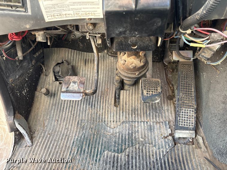 image for item ET4098 1993 Ford LTA9000 semi truck