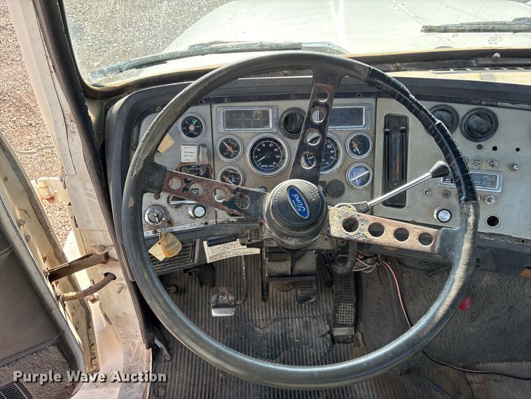 image for item ET4098 1993 Ford LTA9000 semi truck