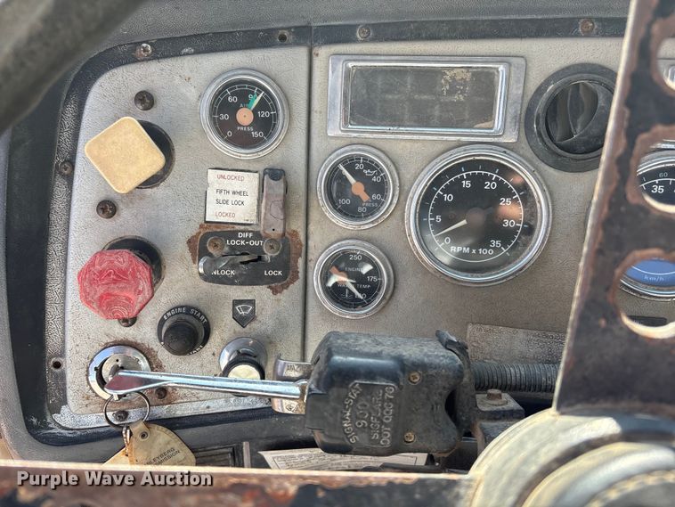 image for item ET4098 1993 Ford LTA9000 semi truck