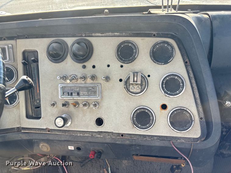 image for item ET4098 1993 Ford LTA9000 semi truck