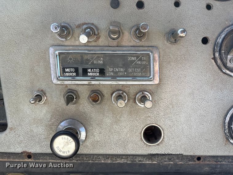 image for item ET4098 1993 Ford LTA9000 semi truck