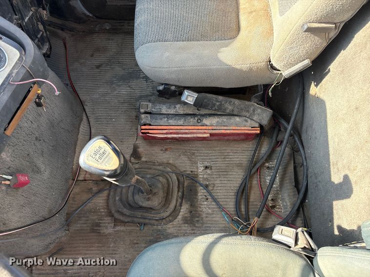 image for item ET4098 1993 Ford LTA9000 semi truck