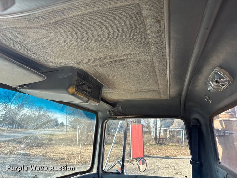 image for item ET4098 1993 Ford LTA9000 semi truck