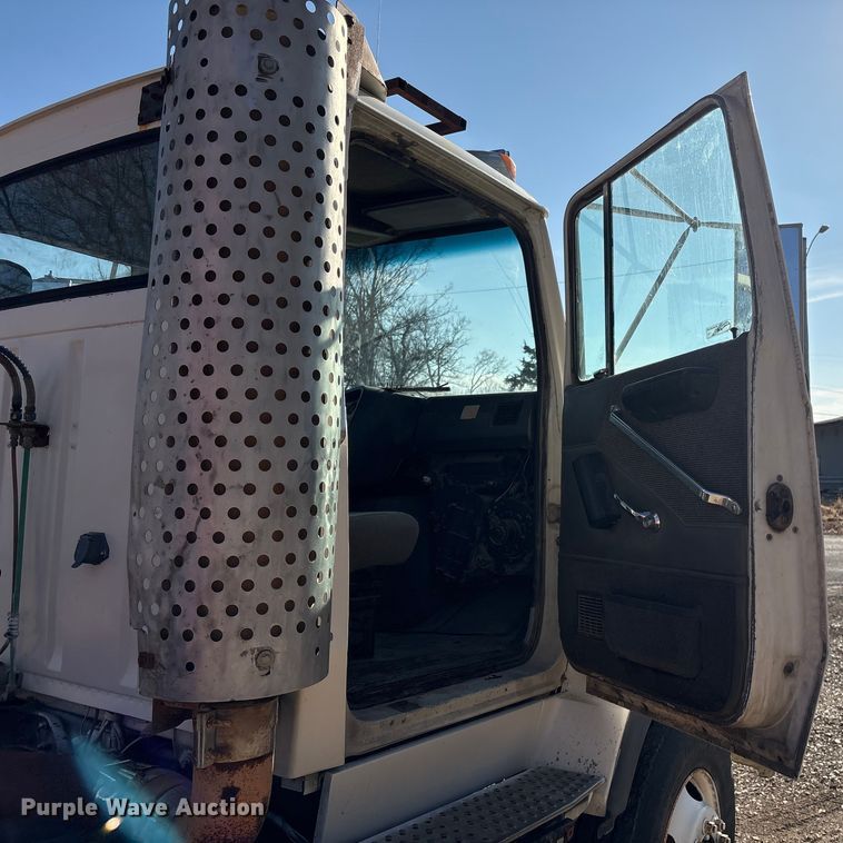 image for item ET4098 1993 Ford LTA9000 semi truck