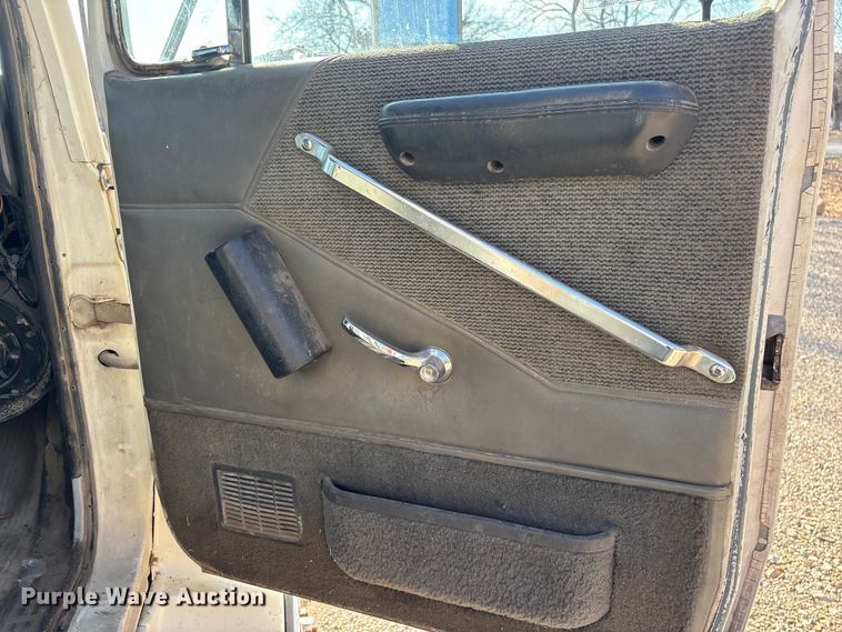 image for item ET4098 1993 Ford LTA9000 semi truck