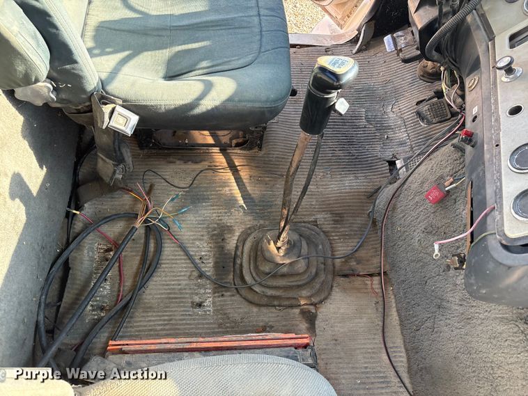 image for item ET4098 1993 Ford LTA9000 semi truck