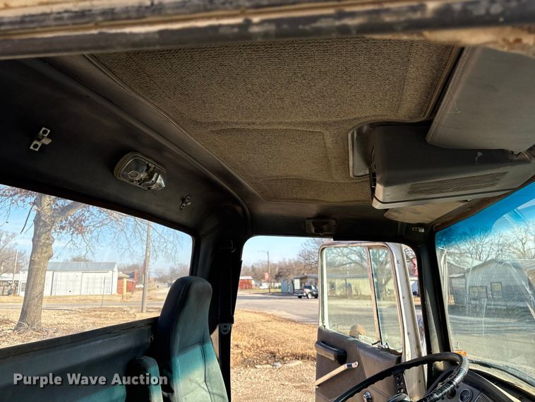 image for item ET4098 1993 Ford LTA9000 semi truck