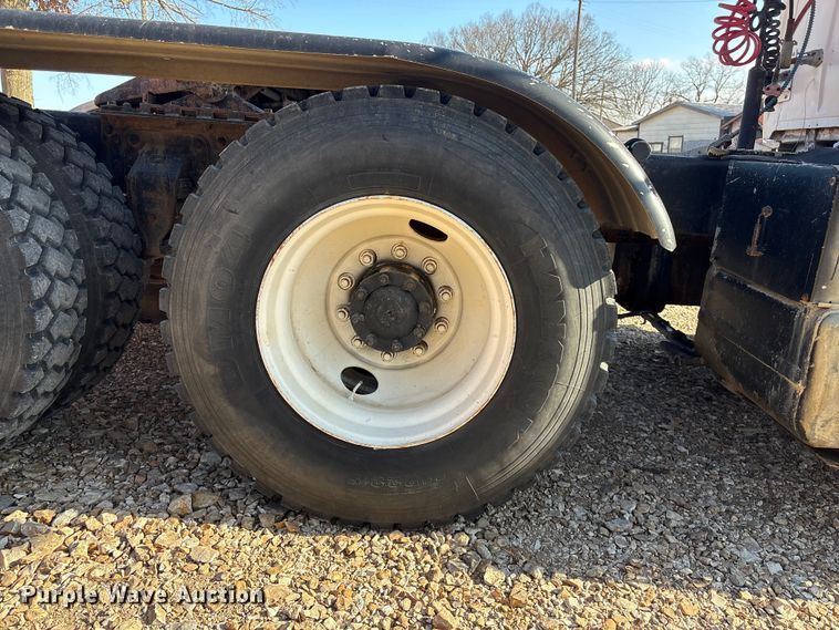 image for item ET4098 1993 Ford LTA9000 semi truck