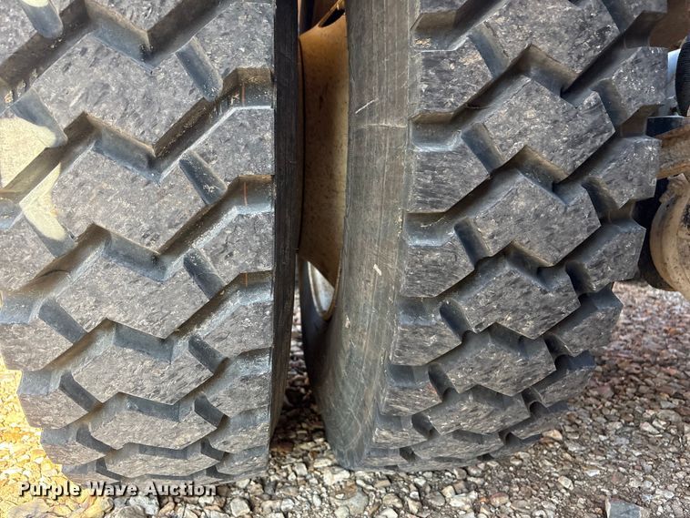 image for item ET4098 1993 Ford LTA9000 semi truck