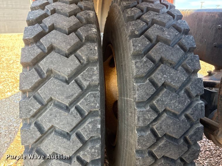 image for item ET4098 1993 Ford LTA9000 semi truck