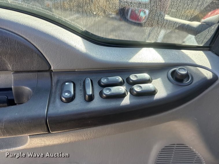 image for item ET4109 2007 Ford F550 Crew Cab flatbed pickup truck