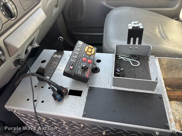 image for item ET4109 2007 Ford F550 Crew Cab flatbed pickup truck