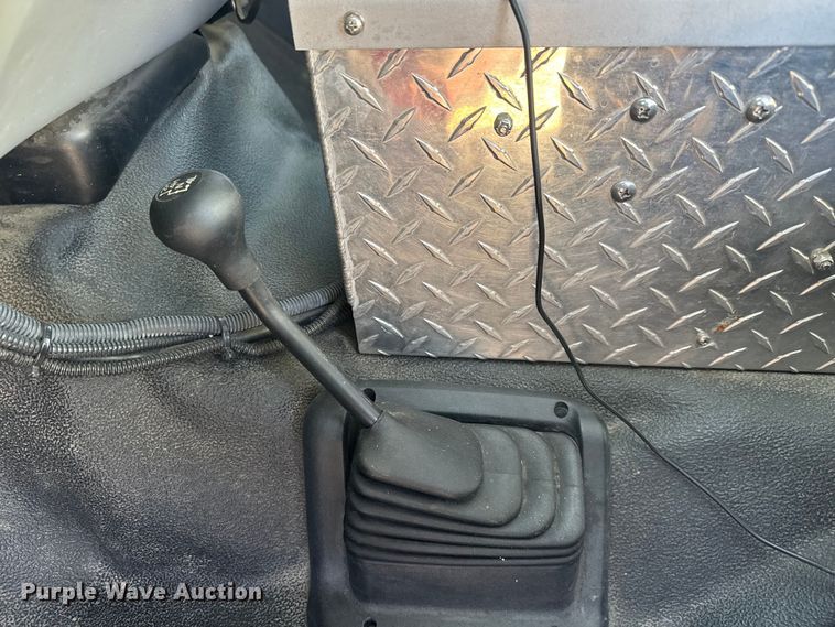 image for item ET4109 2007 Ford F550 Crew Cab flatbed pickup truck