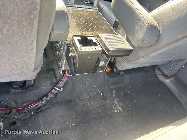 image for item ET4109 2007 Ford F550 Crew Cab flatbed pickup truck