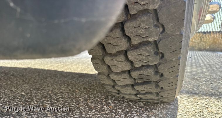 image for item ET4109 2007 Ford F550 Crew Cab flatbed pickup truck