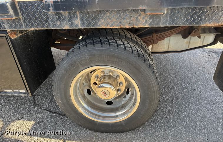 image for item ET4109 2007 Ford F550 Crew Cab flatbed pickup truck