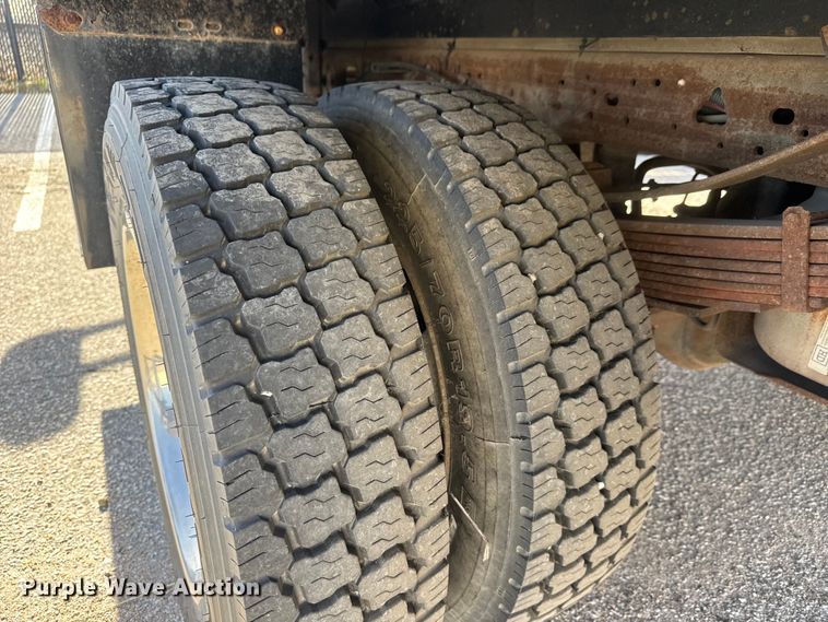 image for item ET4109 2007 Ford F550 Crew Cab flatbed pickup truck