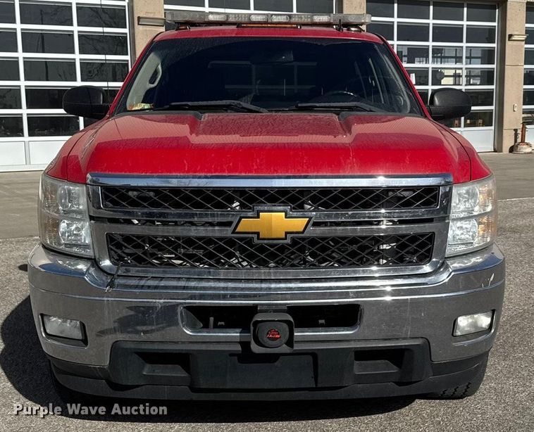 image for item ET4110 2013 Chevrolet Silverado 2500HD Crew Cab pickup truck
