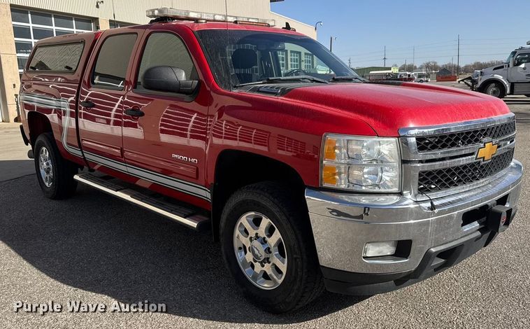 image for item ET4110 2013 Chevrolet Silverado 2500HD Crew Cab pickup truck