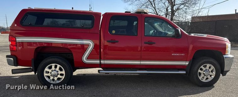 image for item ET4110 2013 Chevrolet Silverado 2500HD Crew Cab pickup truck