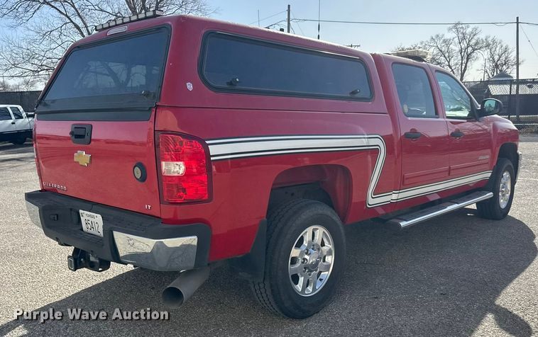 image for item ET4110 2013 Chevrolet Silverado 2500HD Crew Cab pickup truck