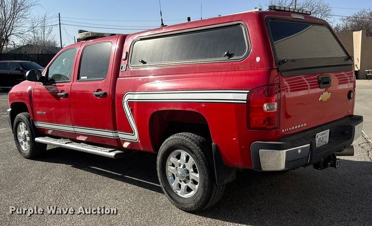 image for item ET4110 2013 Chevrolet Silverado 2500HD Crew Cab pickup truck