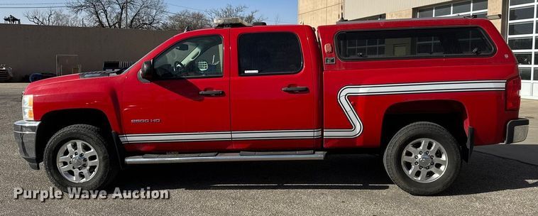 image for item ET4110 2013 Chevrolet Silverado 2500HD Crew Cab pickup truck