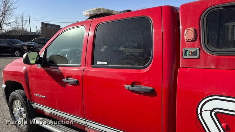 image for item ET4110 2013 Chevrolet Silverado 2500HD Crew Cab pickup truck