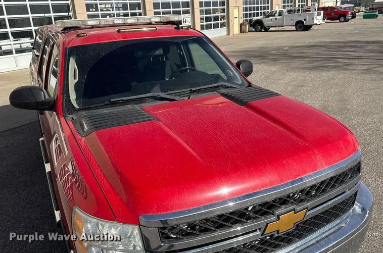 image for item ET4110 2013 Chevrolet Silverado 2500HD Crew Cab pickup truck