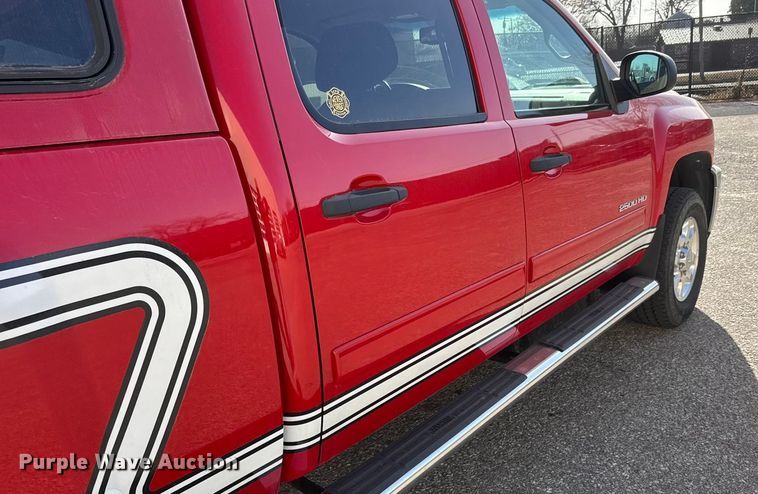 image for item ET4110 2013 Chevrolet Silverado 2500HD Crew Cab pickup truck
