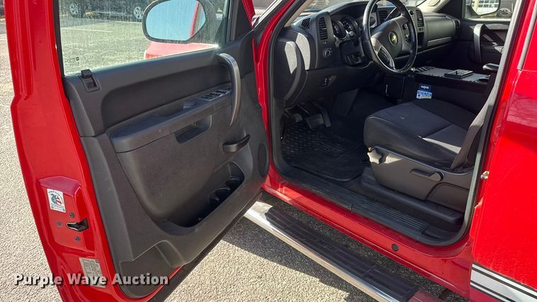 image for item ET4110 2013 Chevrolet Silverado 2500HD Crew Cab pickup truck