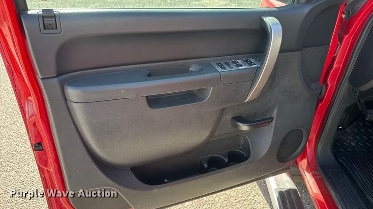 image for item ET4110 2013 Chevrolet Silverado 2500HD Crew Cab pickup truck