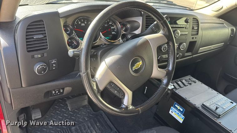 image for item ET4110 2013 Chevrolet Silverado 2500HD Crew Cab pickup truck