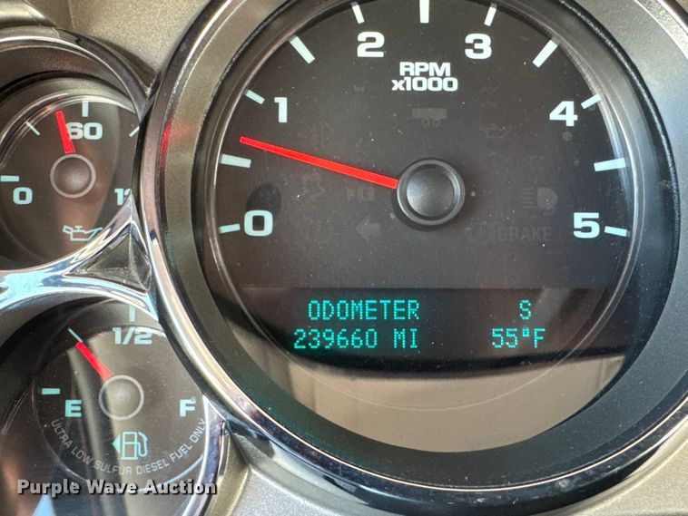 image for item ET4110 2013 Chevrolet Silverado 2500HD Crew Cab pickup truck