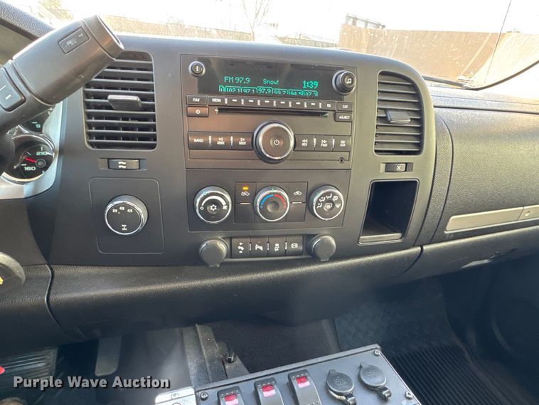 image for item ET4110 2013 Chevrolet Silverado 2500HD Crew Cab pickup truck