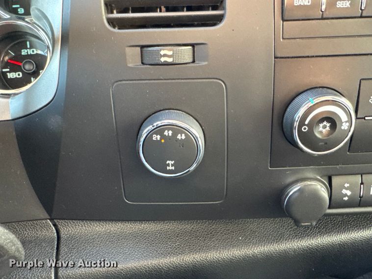 image for item ET4110 2013 Chevrolet Silverado 2500HD Crew Cab pickup truck