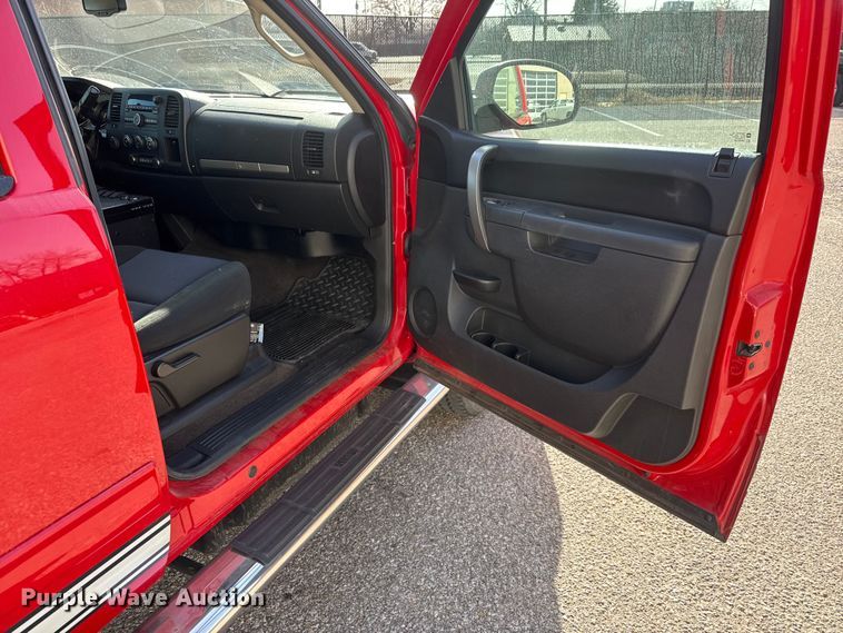 image for item ET4110 2013 Chevrolet Silverado 2500HD Crew Cab pickup truck