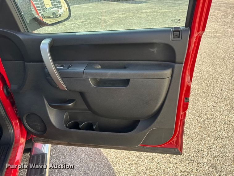 image for item ET4110 2013 Chevrolet Silverado 2500HD Crew Cab pickup truck