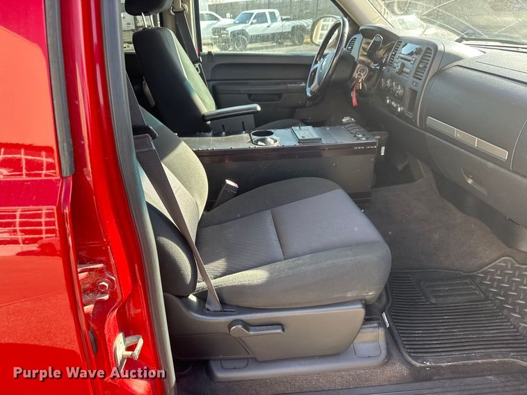 image for item ET4110 2013 Chevrolet Silverado 2500HD Crew Cab pickup truck