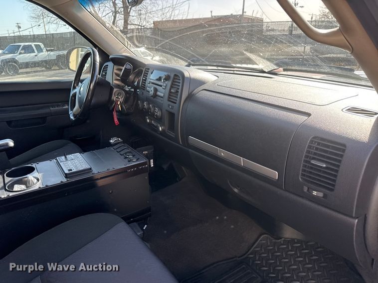 image for item ET4110 2013 Chevrolet Silverado 2500HD Crew Cab pickup truck