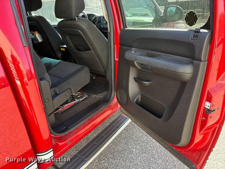 image for item ET4110 2013 Chevrolet Silverado 2500HD Crew Cab pickup truck