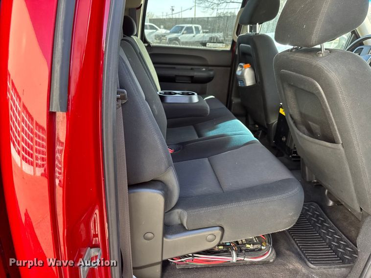 image for item ET4110 2013 Chevrolet Silverado 2500HD Crew Cab pickup truck