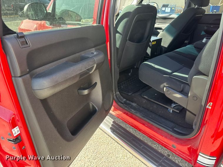 image for item ET4110 2013 Chevrolet Silverado 2500HD Crew Cab pickup truck