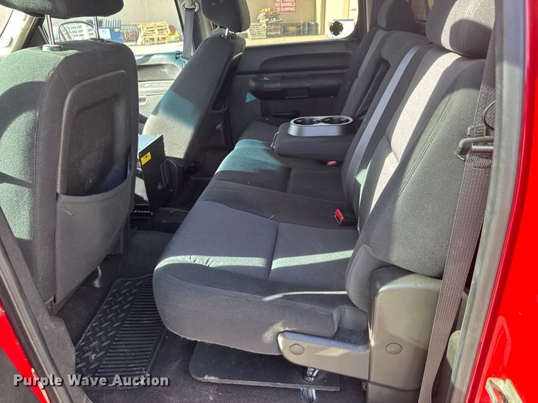 image for item ET4110 2013 Chevrolet Silverado 2500HD Crew Cab pickup truck