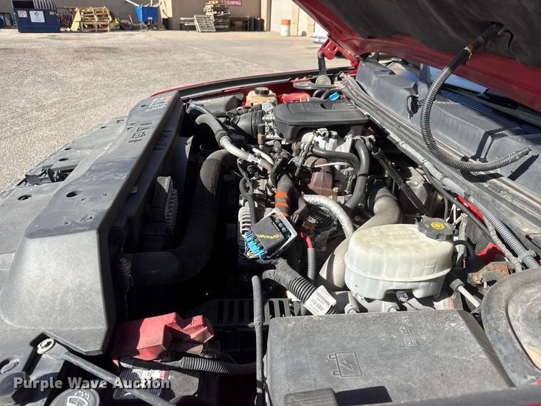 image for item ET4110 2013 Chevrolet Silverado 2500HD Crew Cab pickup truck