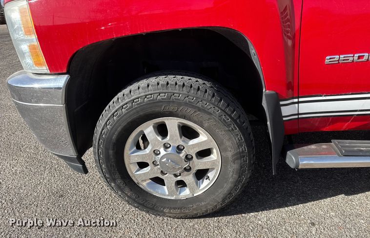 image for item ET4110 2013 Chevrolet Silverado 2500HD Crew Cab pickup truck